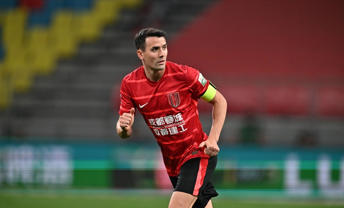 乐动体育入口包含费耶诺德迎足总杯关键赛；清晨主帅复盘；球迷炸锅；训练强度明显提升的词条